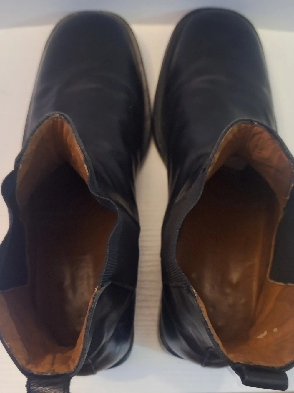 Gucci Black Leather Chelsea Boots with Sleek Profile